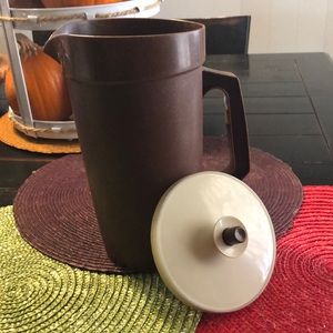 VTG TUPPERWARE #800-8 2 Quart Brown Pitcher w/ Push Button Ivory Lid Seal
